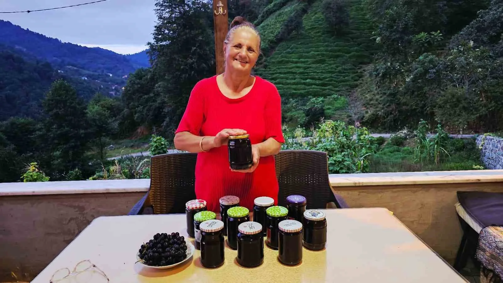 Artvinli kadınlar, üzümleri geleneksel yöntemlerle işleyerek odun ateşinde pekmez kaynatıyor;