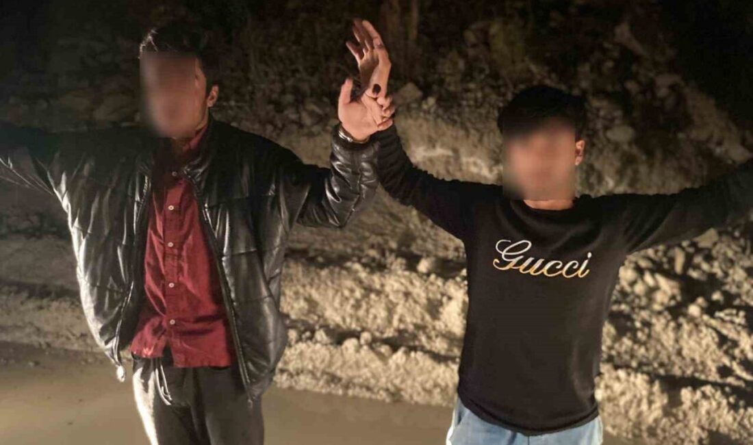Artvin’de polis ekiplerince göçmen kaçakçılığına yönelik düzenlenen operasyonda, yurda yasa