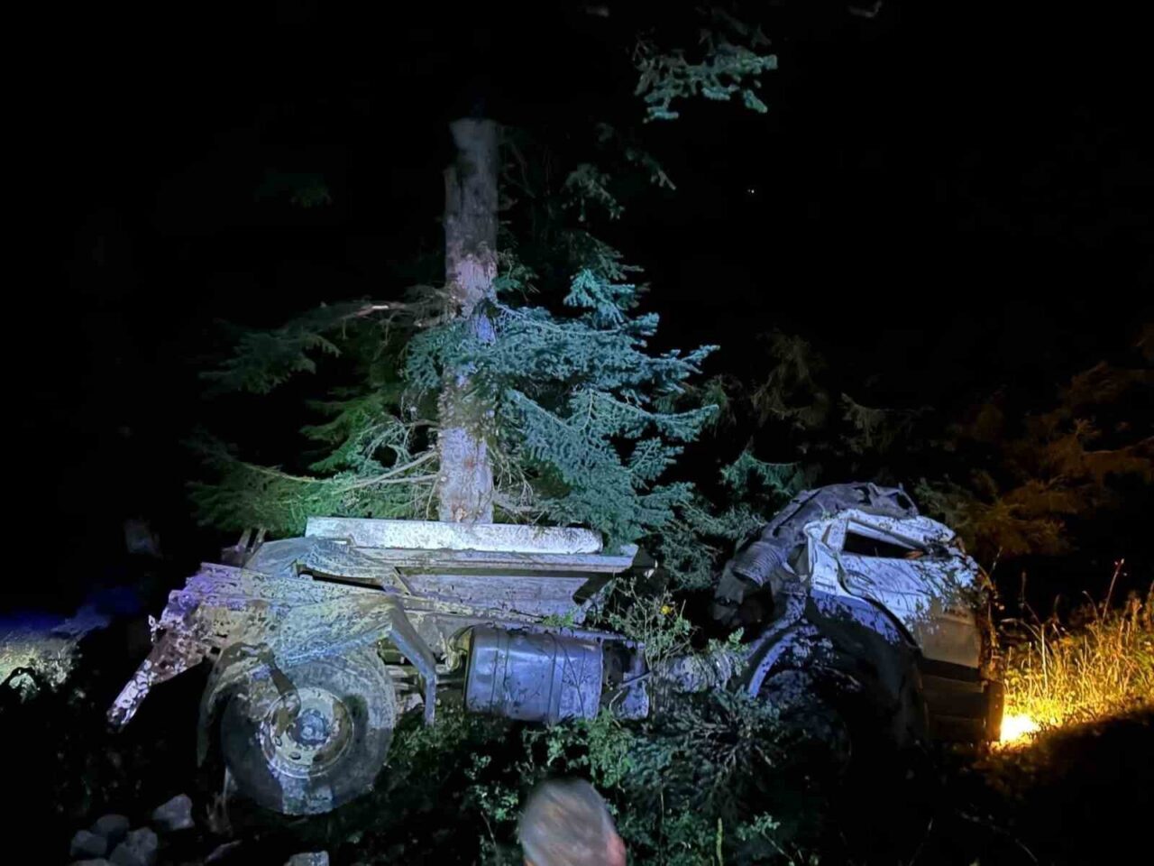 Artvin’in Şavşat ilçesinde meydana gelen trafik kazasında 200 metrelik uçuruma