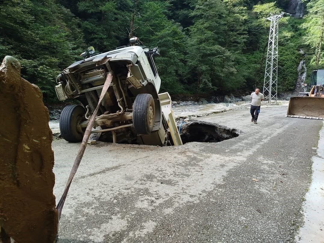 Artvin’in Arhavi ilçesinde heyelan nedeniyle kapanan yolda onarım çalışmaları sırasında