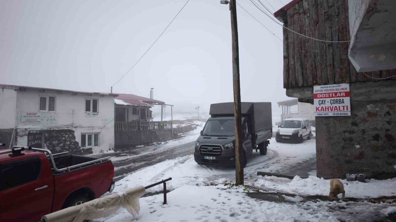 Artvin’de iki gündür etkili olan sağanak yağışlar, il genelinde hayatı