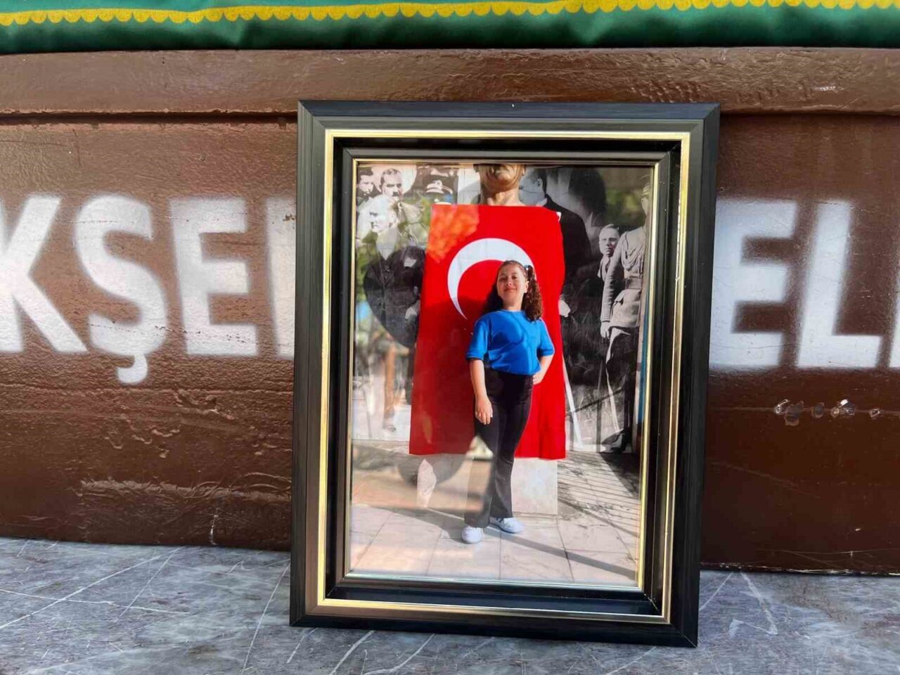 İzmir’in Menderes ilçesinde nakliye asansöründen düşen koltuğun altında kalarak hayatını