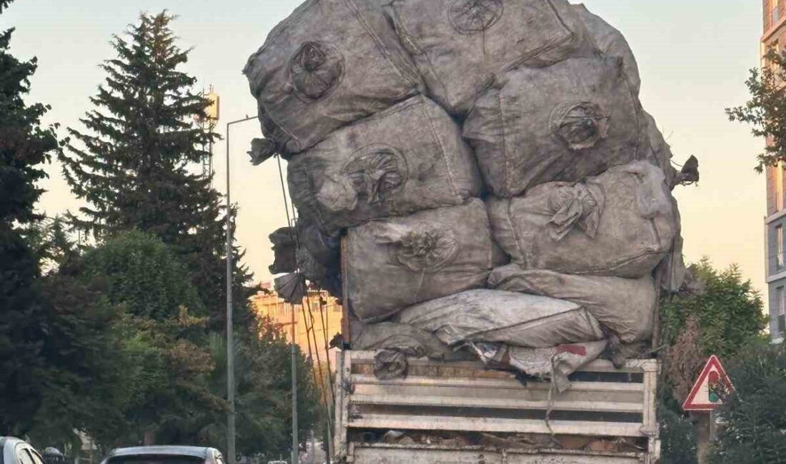 Adıyaman’da, bir kamyonette yüklenen aşırı yük tepkilere neden oldu. Adıyaman