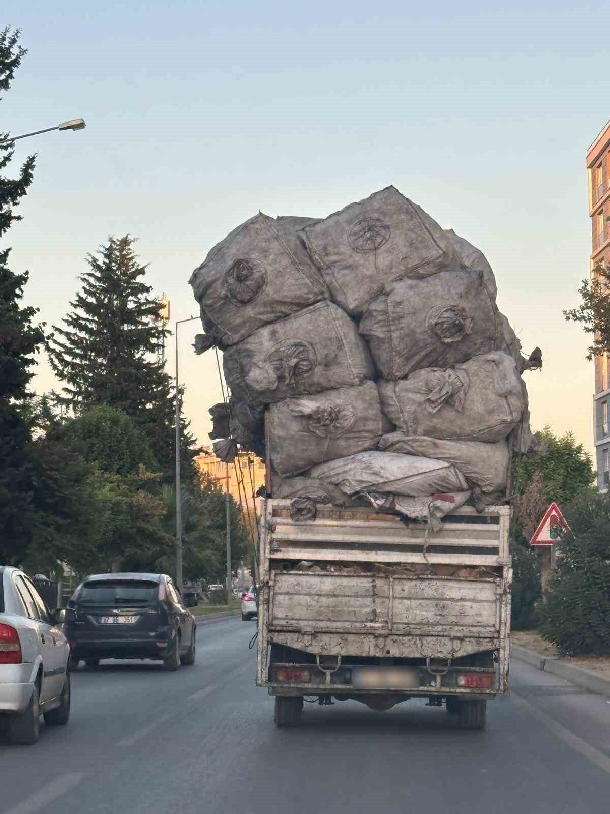 Adıyaman’da, bir kamyonette yüklenen aşırı yük tepkilere neden oldu. Adıyaman