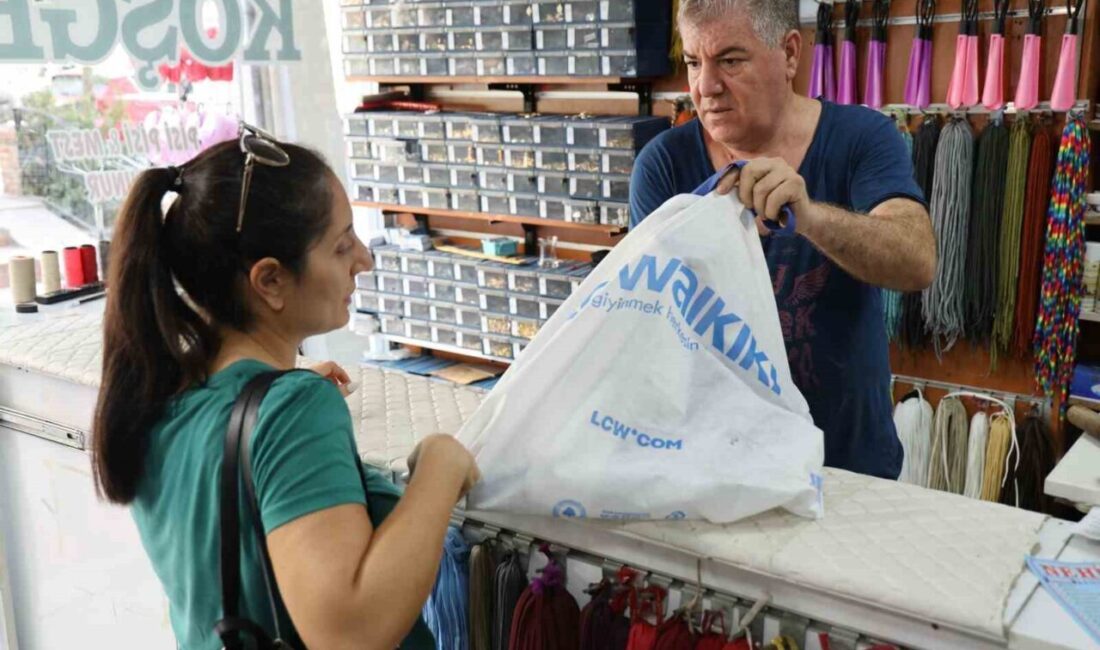 Adana’da 49 yıldır ayakkabıcılık yapan bir kişi, ’askıda ayakkabı ve