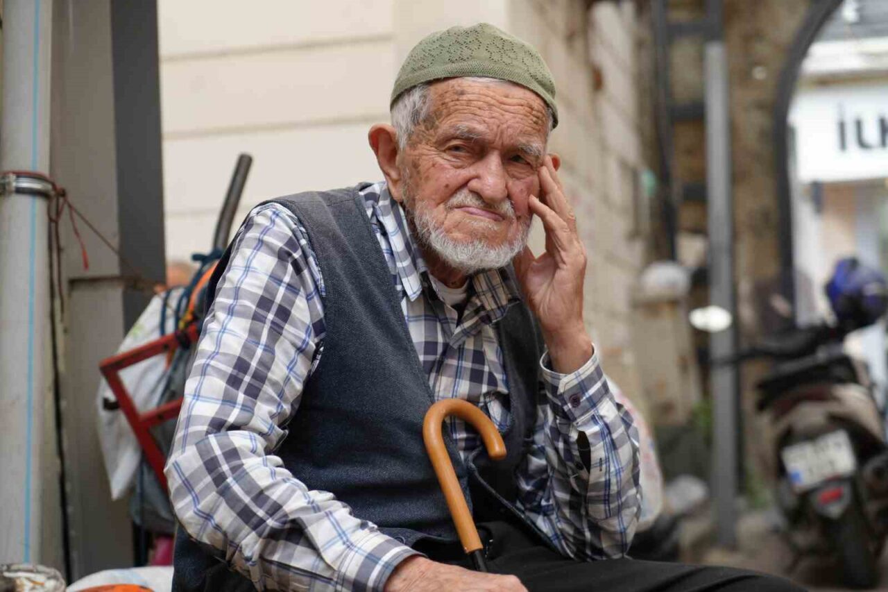 Türkiye’nin en yaşlı şemsiye tamircisi olarak bilinen 96 yaşındaki Dursun