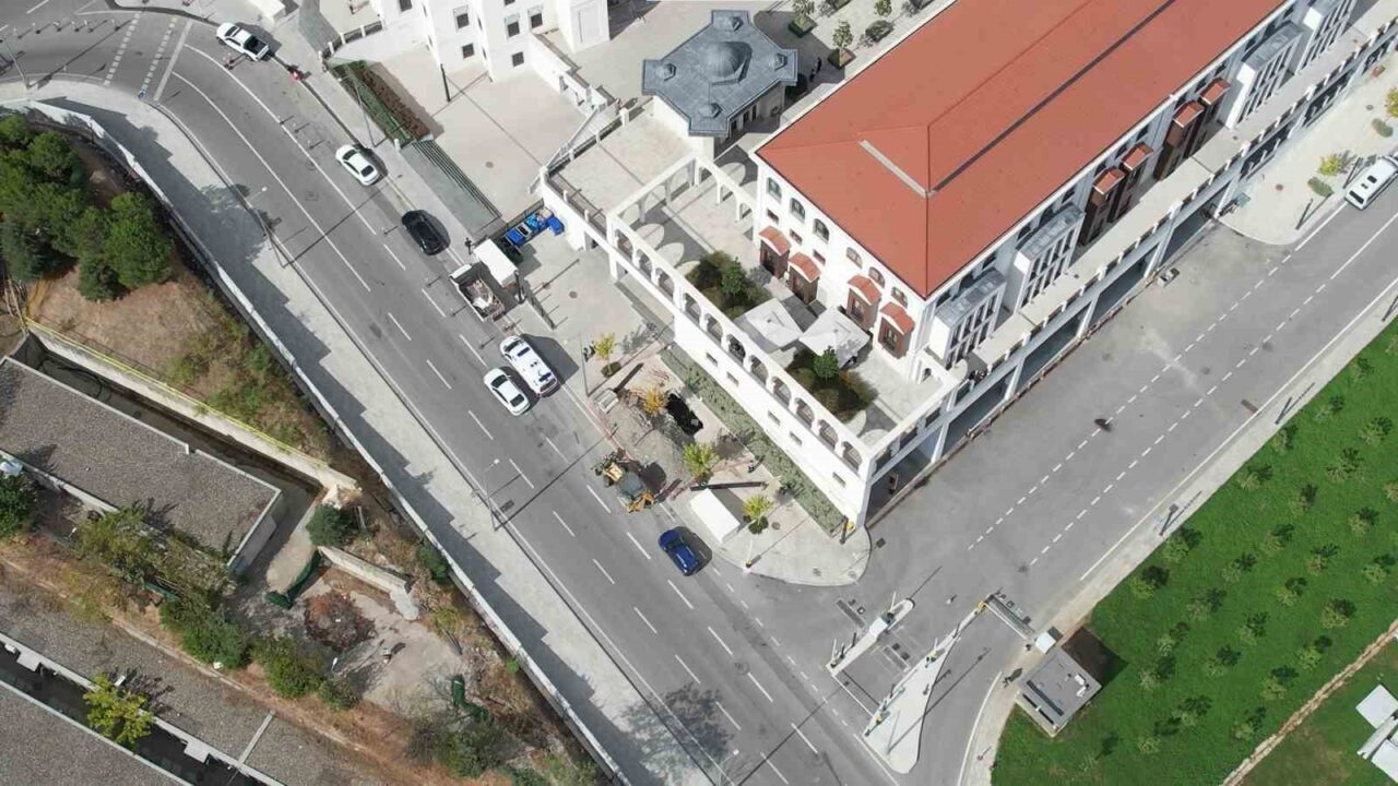 Ataşehir Finans Merkezi’nde kaldırımda göçük meydana geldi. Göçük altında kalan