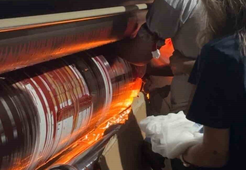 Ataşehir’de bir iş yerinde elini makineye sıkıştıran işçi yaklaşık bir