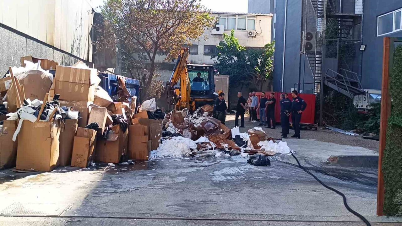 Ataşehir’de bir fabrikanın bahçesindeki geri dönüşüm alanında yangın çıktı. Alevler,