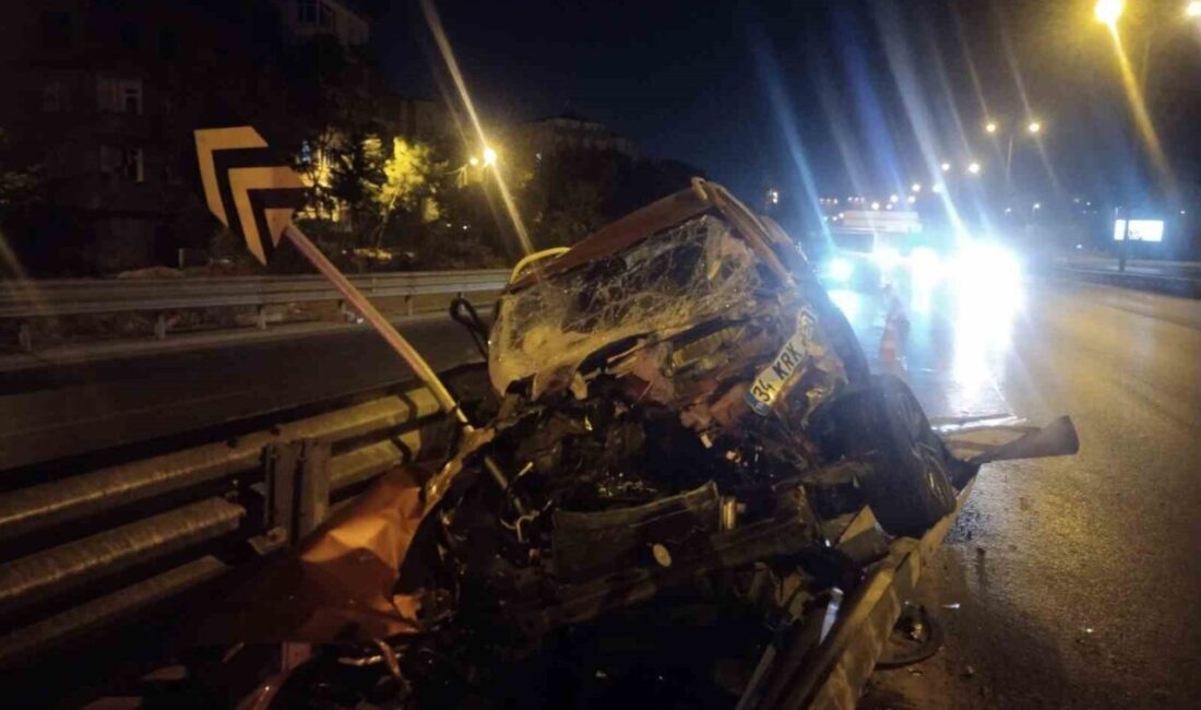 Ataşehir’de gece saatlerinde hızlı seyreden otomobil yol ayrımındaki bariyere girdi.
