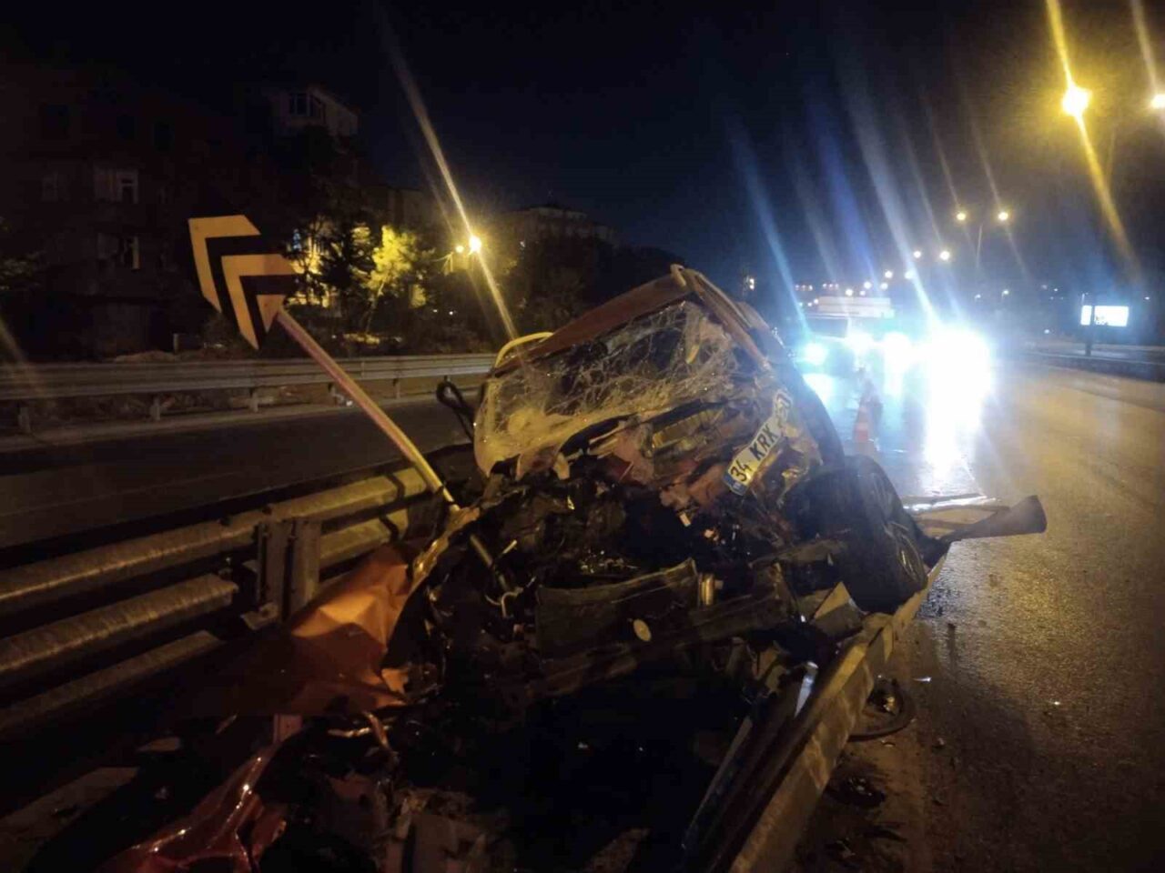 Ataşehir’de gece saatlerinde hızlı seyreden otomobil yol ayrımındaki bariyere girdi.
