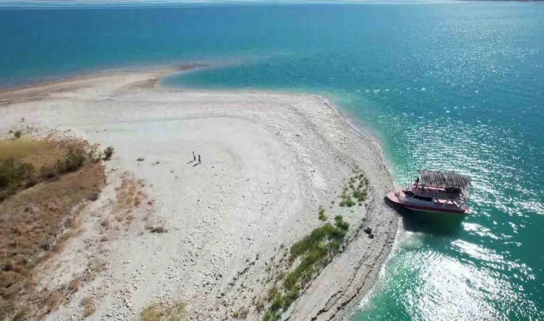 Adıyaman’da yaşanan kuraklık nedeniyle Atatürk Barajı Gölü’nde su seviyesi gözle