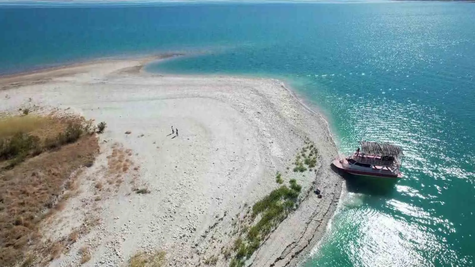 Adıyaman’da yaşanan kuraklık nedeniyle Atatürk Barajı Gölü’nde su seviyesi gözle