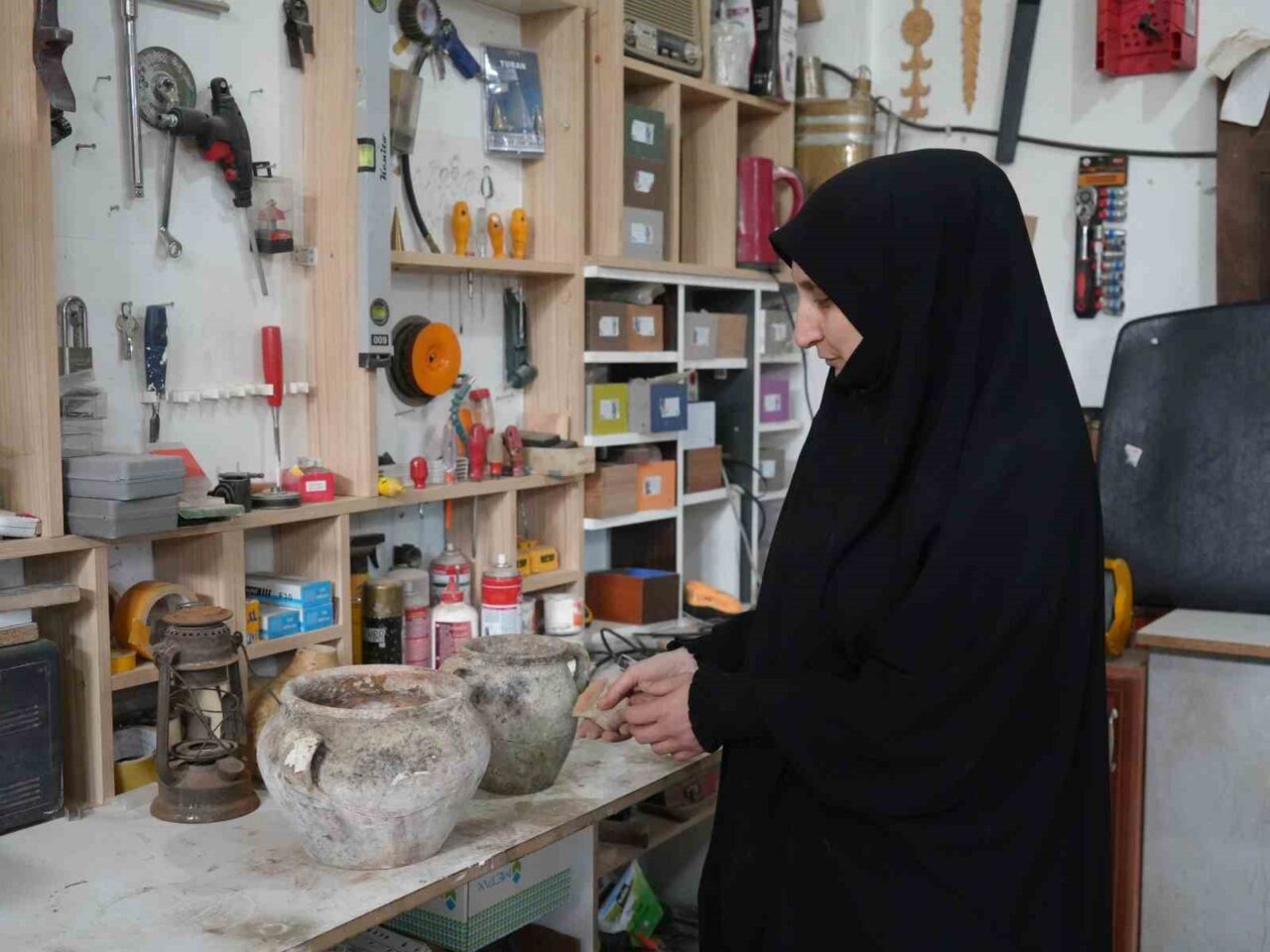 Kastamonu’nun Taşköprü ilçesinde yaşayan kadın, sokaktan topladığı atık malzemeleri eşinin