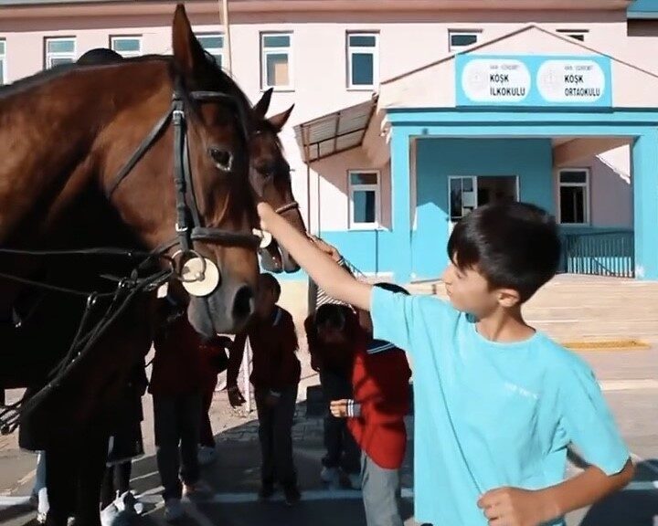 Van İl Jandarma Komutanlığı, çocukların güvenliği ve huzuru için okul