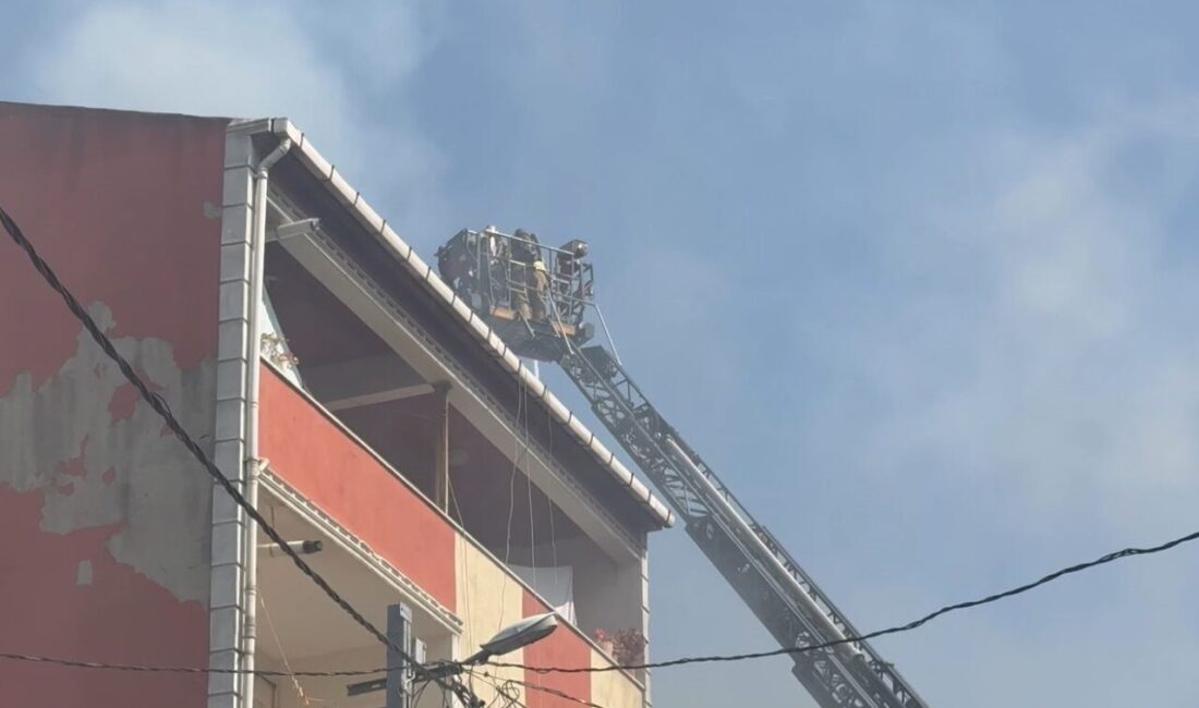 İstanbul Avcılar’da bir binanın çatısında çıkan yangın, kısa sürede büyüyerek