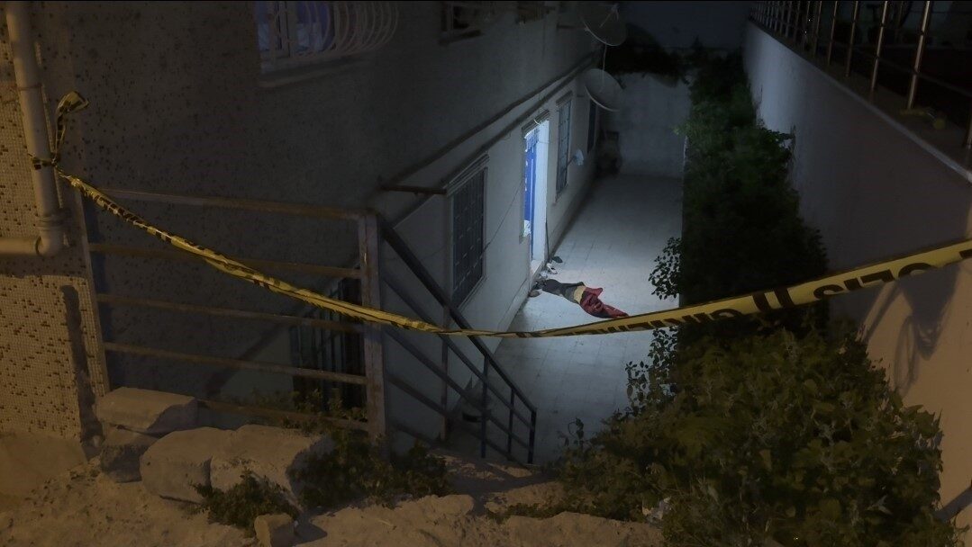 Avcılar’da madde etkisinde olan kadın kendisini ikna etmeye çalışan polise