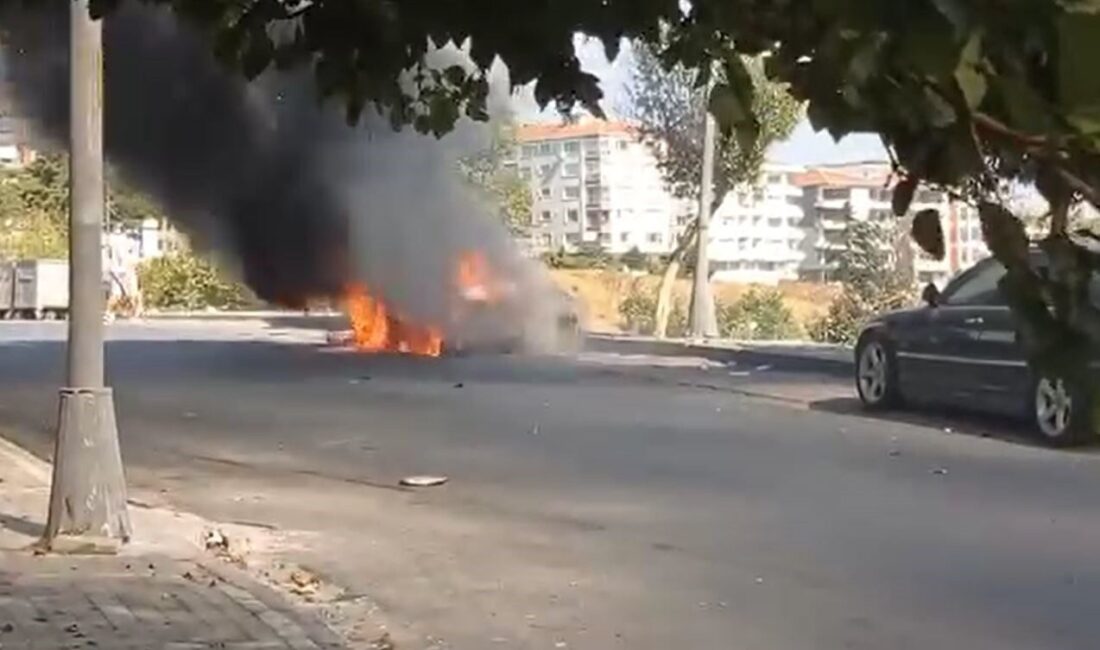 İstanbul’un Avcılar ilçesinde park halindeki otomobil bilinmeyen bir nedenle alev