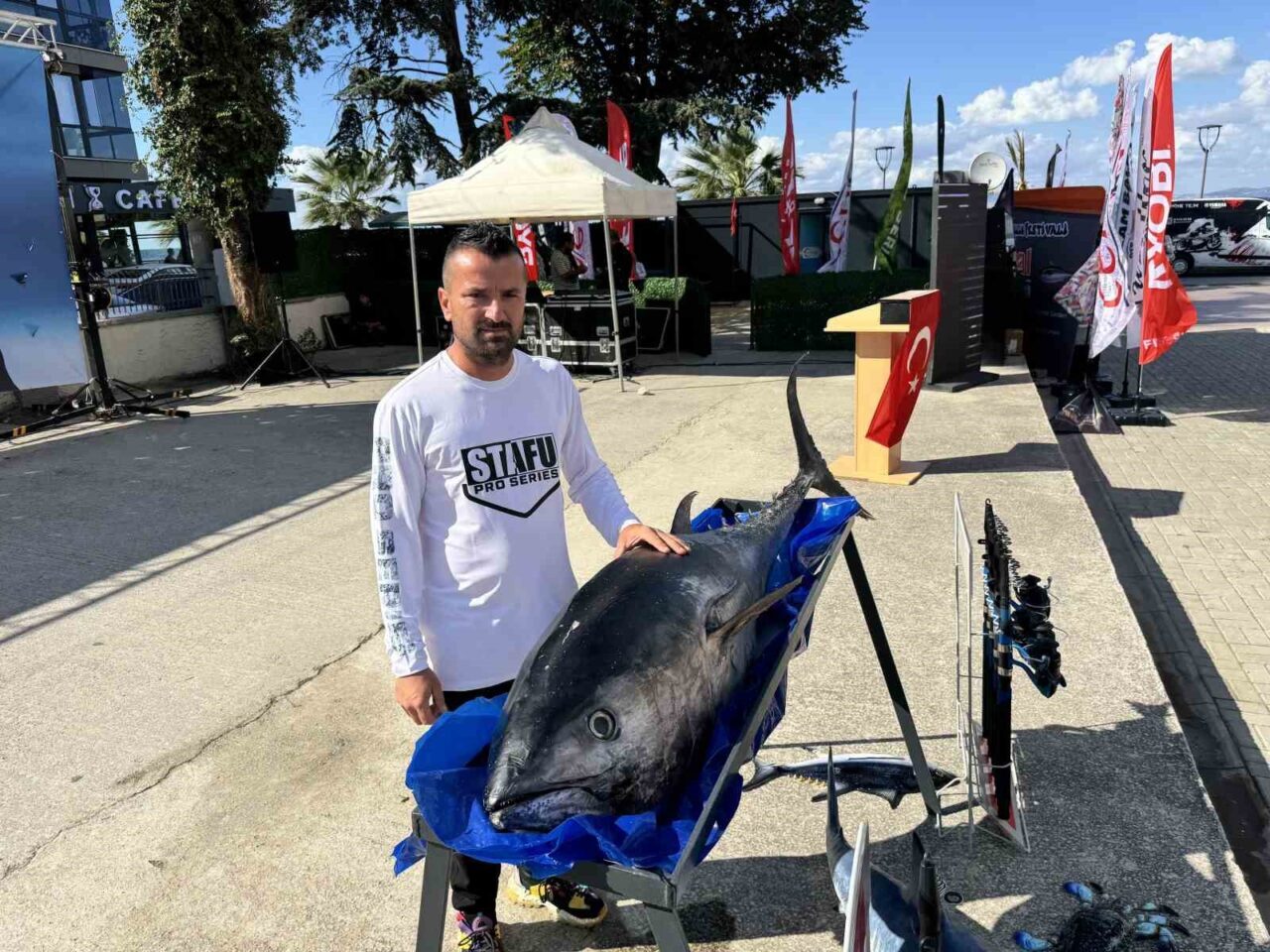 Yalova’da sportif balıkçı Selçuk Koşar, Ege Denizi’nde avladığı orkinosları bu