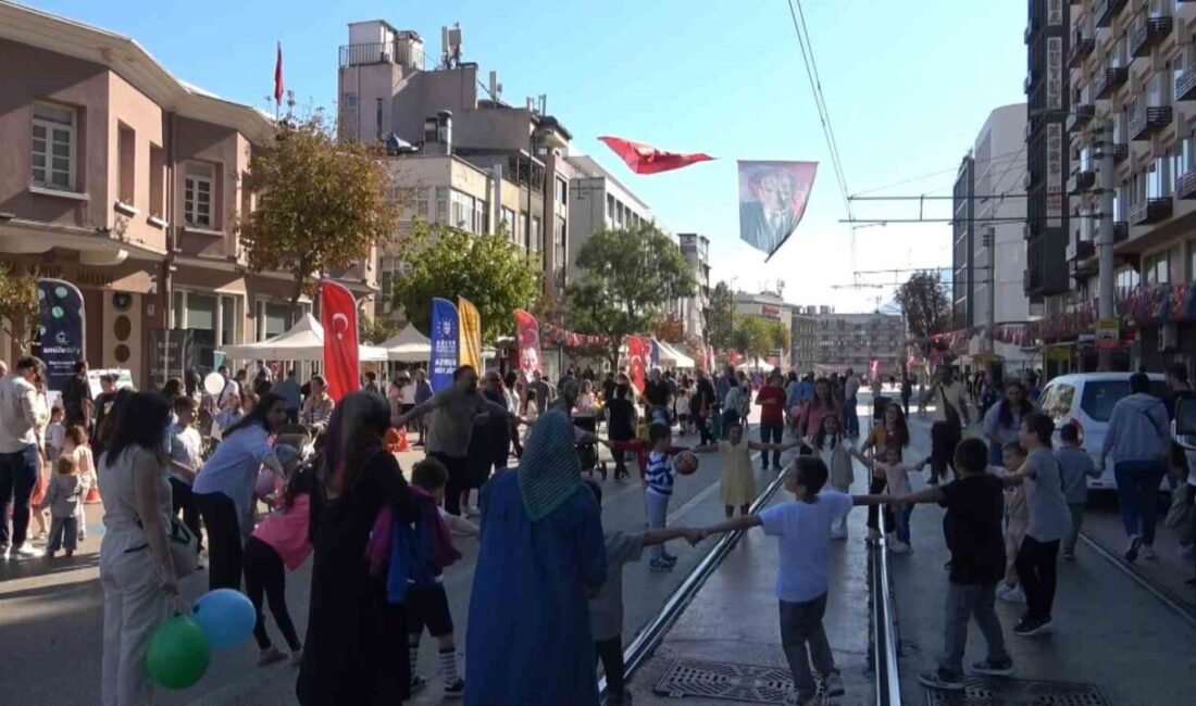 Avrupa Hareketlilik Haftası etkinlikleri kapsamında araç trafiğine kapatılan Heykel Atatürk