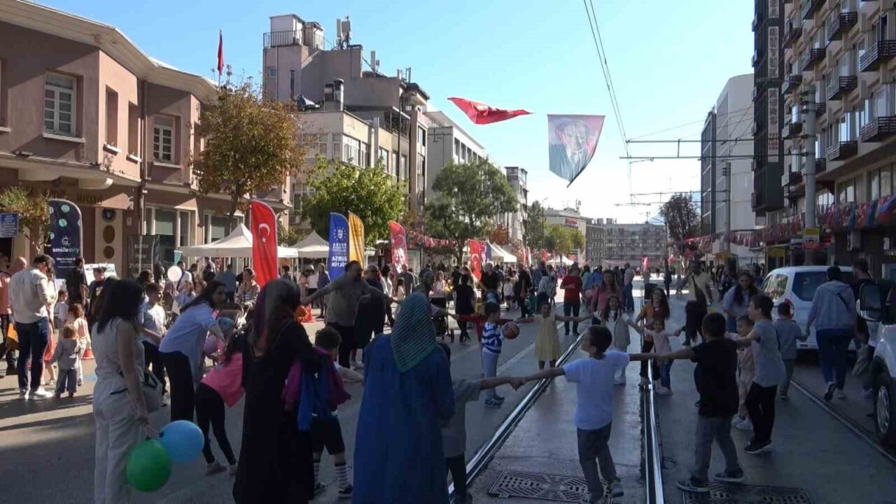 Avrupa Hareketlilik Haftası etkinlikleri kapsamında araç trafiğine kapatılan Heykel Atatürk