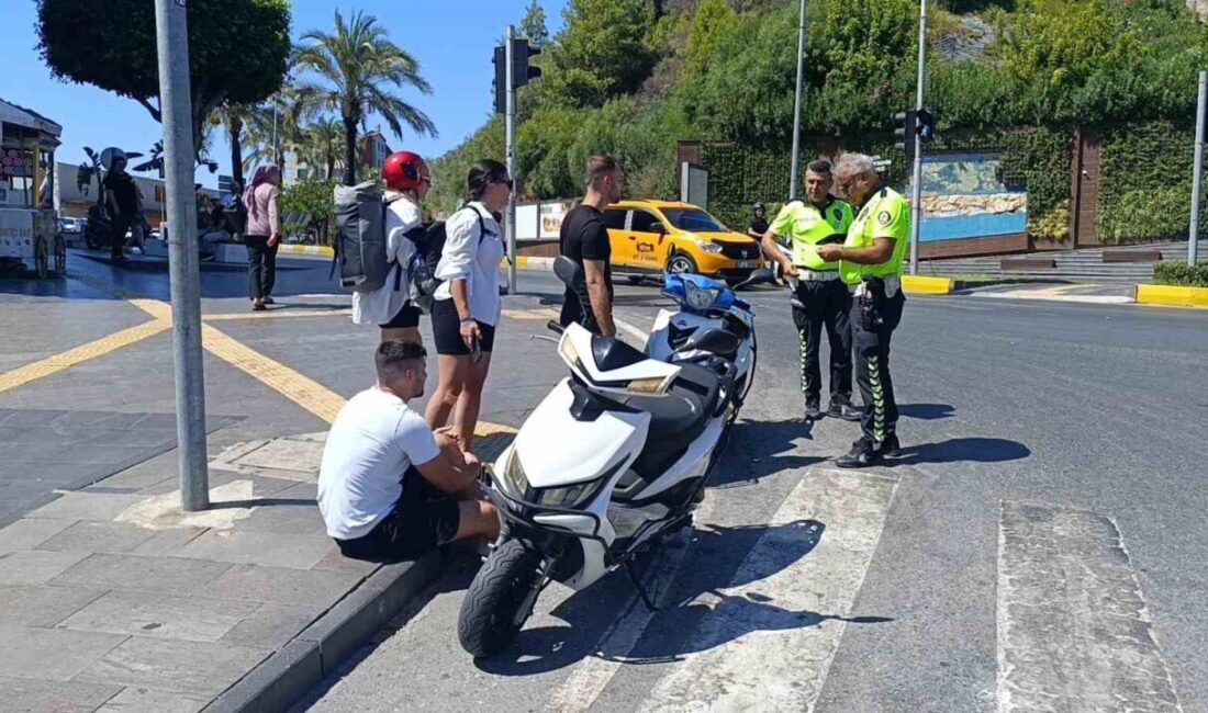 Antalya’nın Manavgat ilçesinde kiraladıkları motorlu bisikletle ilçe turuna çıkan Avusturyalı