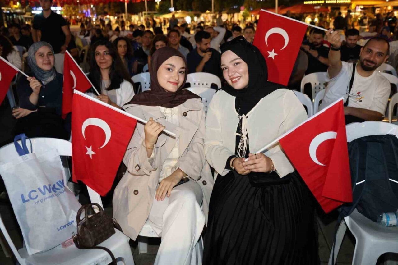 İzmit Kent Meydanı’nda buluşan binlerce Kocaelili, EuroBasket 2025’te finale yükselen