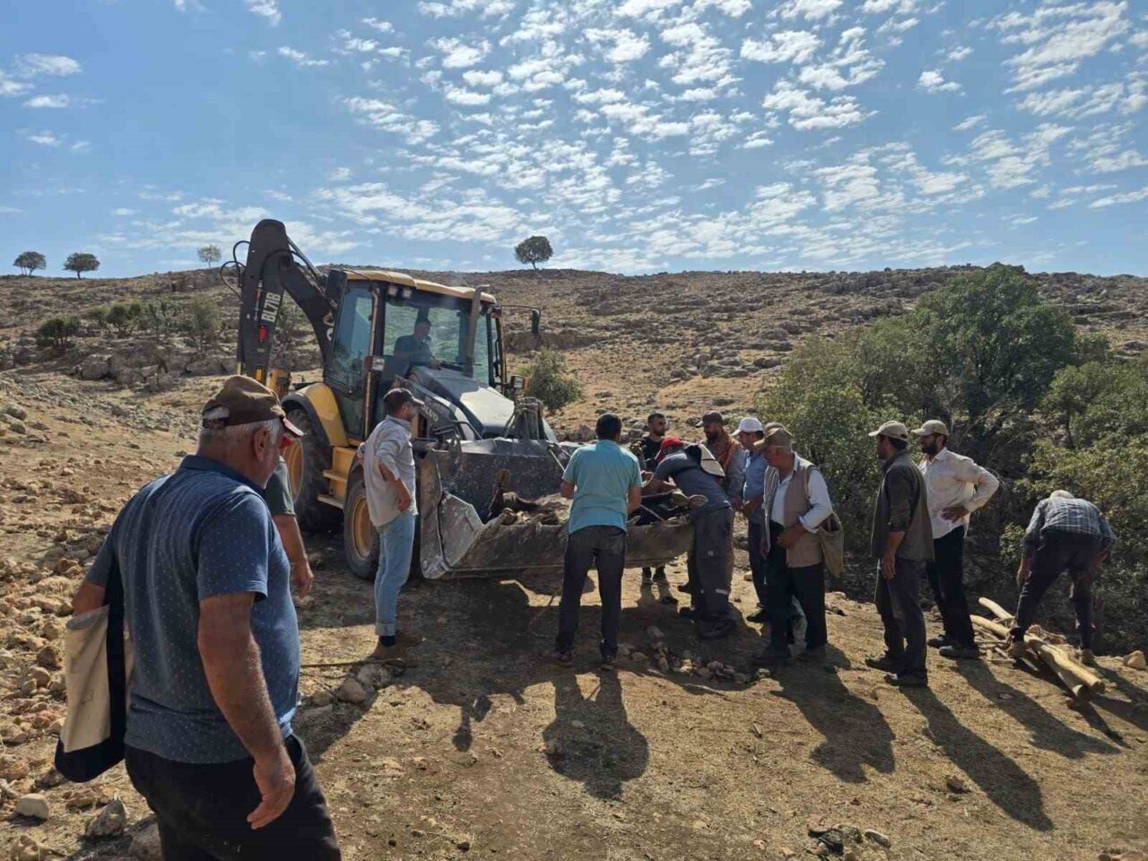 Mardin’in Nusaybin ilçesinde dağlık alanda ayağı kırılan inek, köylüler tarafından