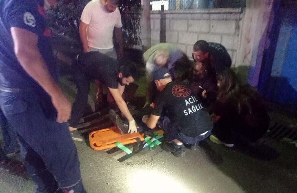 Hatay’da gece karanlığında ayağını mazgala sıkıştıran vatandaşı itfaiye kurtardı. Olay,