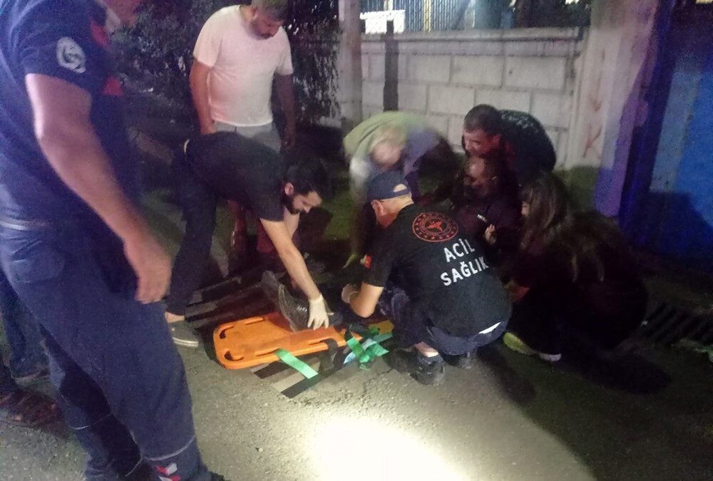 Hatay’da gece karanlığında ayağını mazgala sıkıştıran vatandaşı itfaiye kurtardı. Olay,