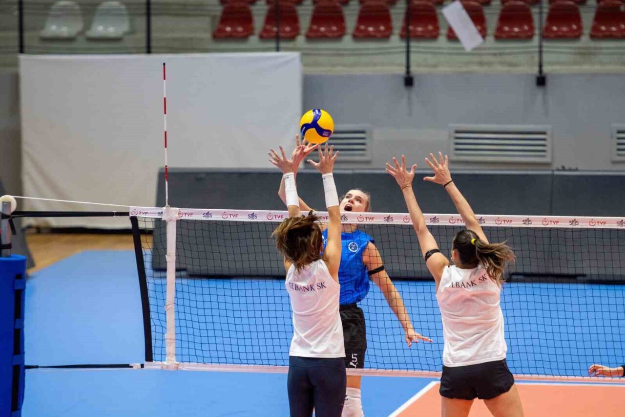 Sultanlar Ligi ekiplerinden Aydın Büyükşehir Belediyespor, hazırlık maçında İlbank ile