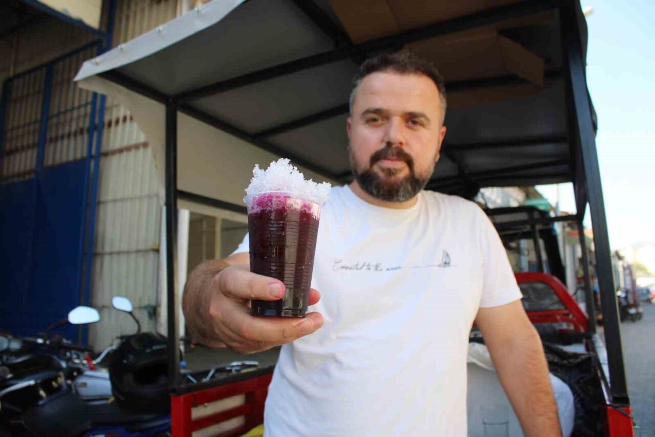 Aydın’ın Efeler ilçesinde seyyar aracına yüklediği karlar ile sokak sokak