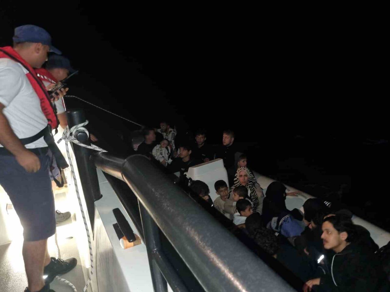 Aydın’ın Didim ilçesinde sahil güvenlik ekipleri tarafından 17 düzensiz göçmen