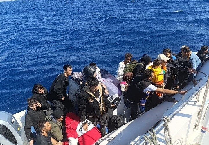 Aydın’ın Didim ilçesinde sahil güvenlik ekipleri tarafından 26 düzensiz göçmen