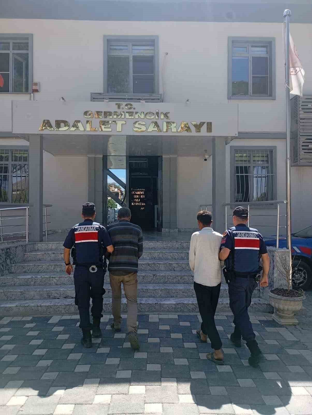 Aydın’ın Germencik ilçesinde 2 şüpheli jandarma ekiplerince bir bahçeden 63