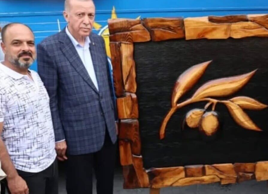 Aydın’ın Efeler ilçesine bağlı Çeştepe Mahallesi’ndeki küçük atölyesinde ahşap oyma