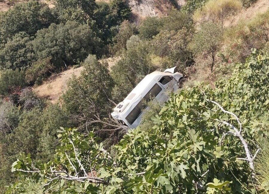 Aydın’ın Sultanhisar ilçesinde yoldan çıkıp uçuruma sürüklenen servis minibüsünün şoförü