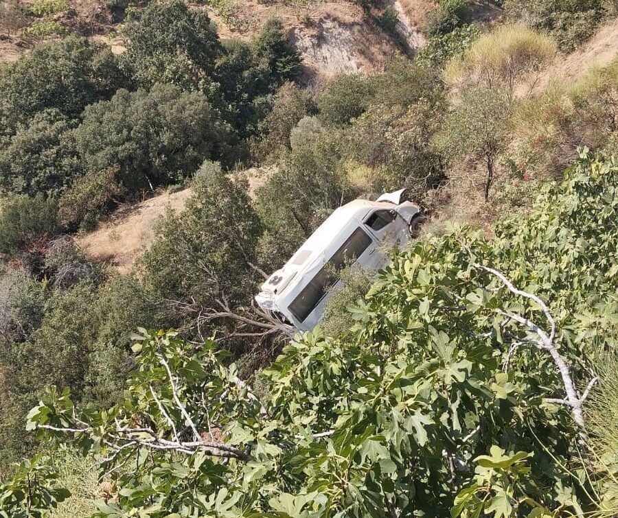 Aydın’ın Sultanhisar ilçesinde yoldan çıkıp uçuruma sürüklenen servis minibüsünün şoförü