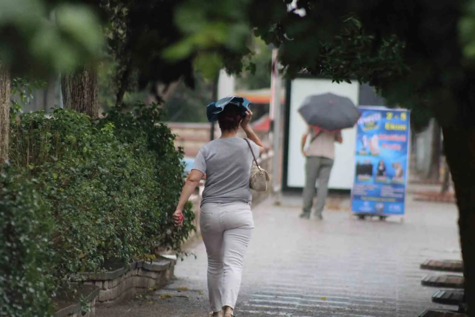 Akşam saatlerinde etkili olan sağanak yağmur Aydınlıları hazırlıksız yakalarken, bazı