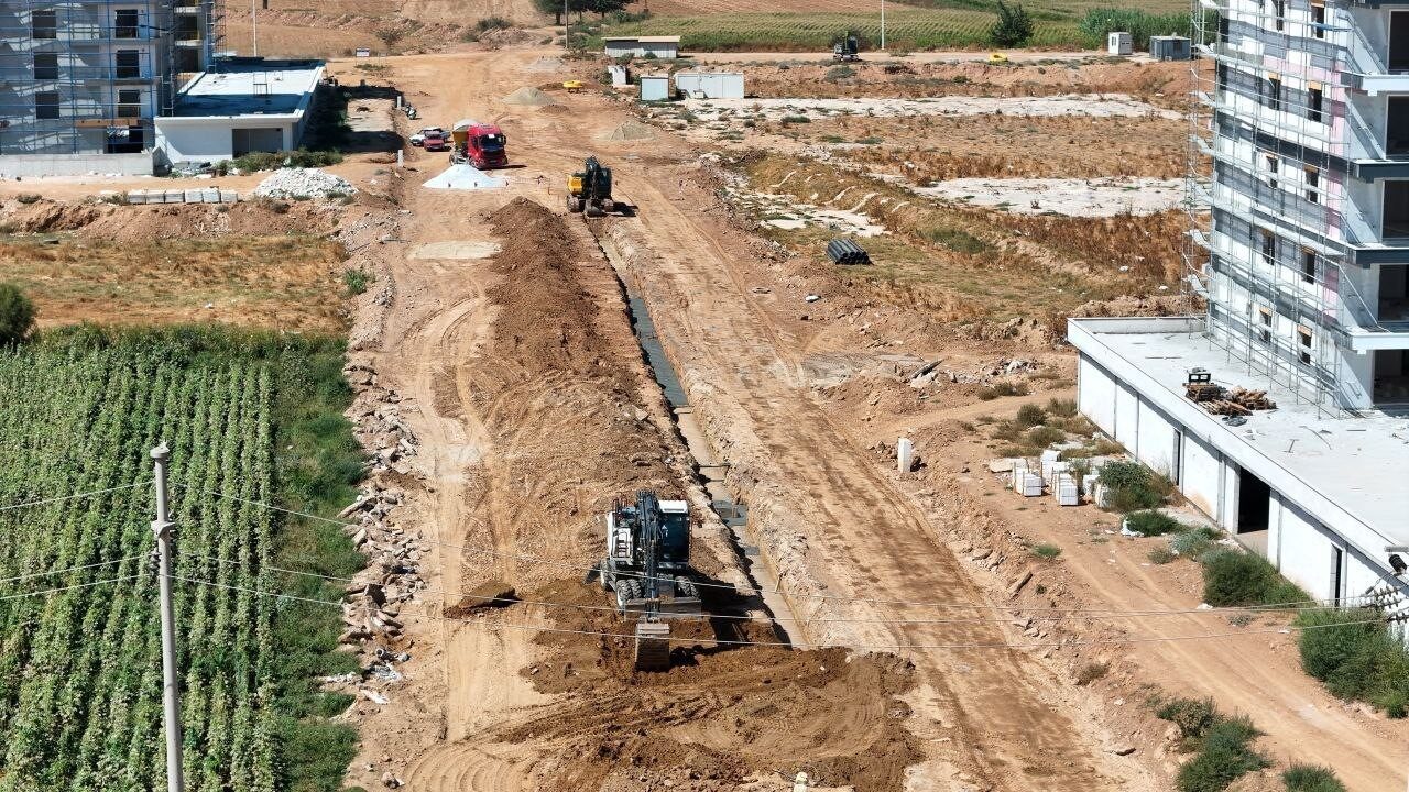 Aydın Büyükşehir Belediyesi, kent genelinde eş zamanlı olarak sürdürülen yol