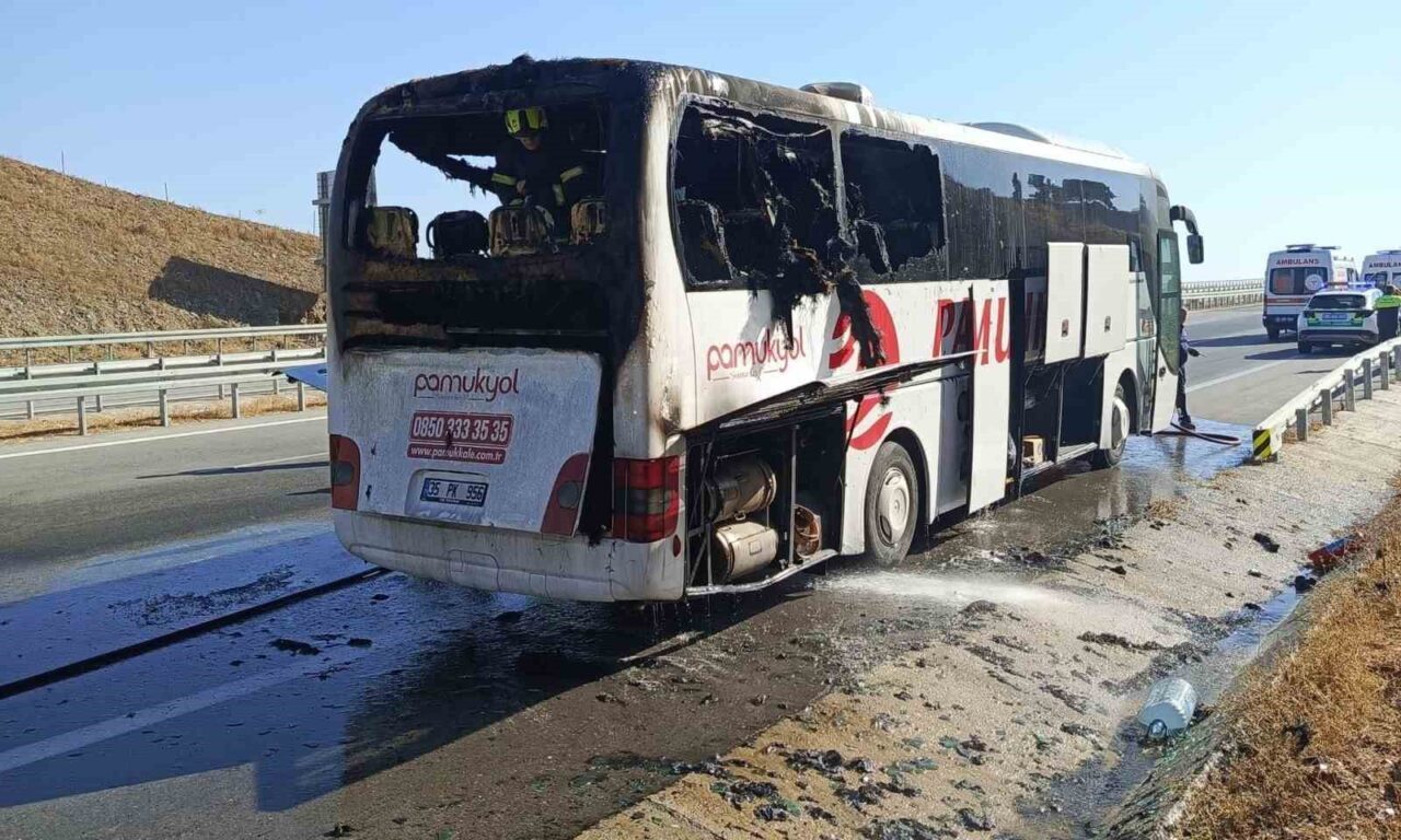 Aydın’da seyir halindeyken alevlere teslim olan yolcu otobüsü kullanılmaz hale