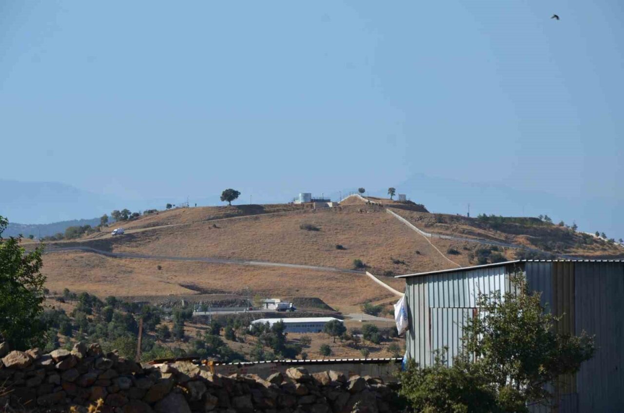 Aydın’ın Çine ilçesinde kamyonetin devrilmesi sonucu yola düşen patlayıcı mühimmatların