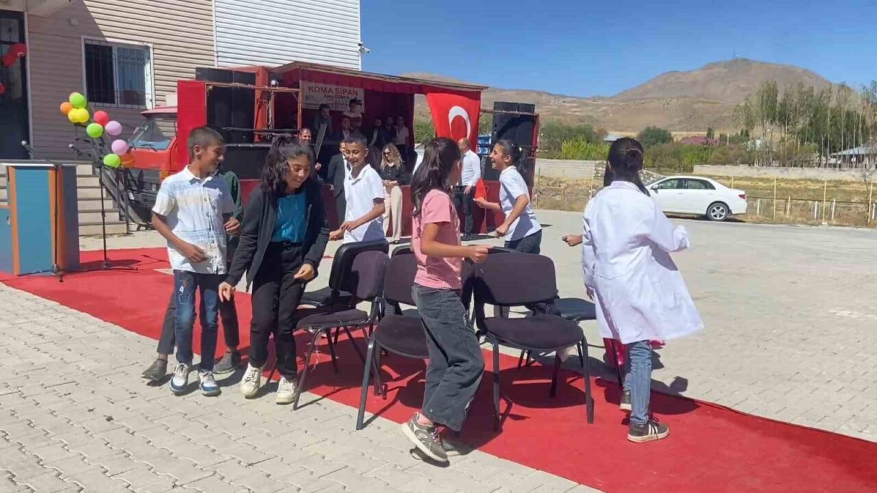 Bitlis’in Adilcevaz ilçesine bağlı Aydınlar beldesinde İlköğretim Haftası çeşitli etkinliklerle