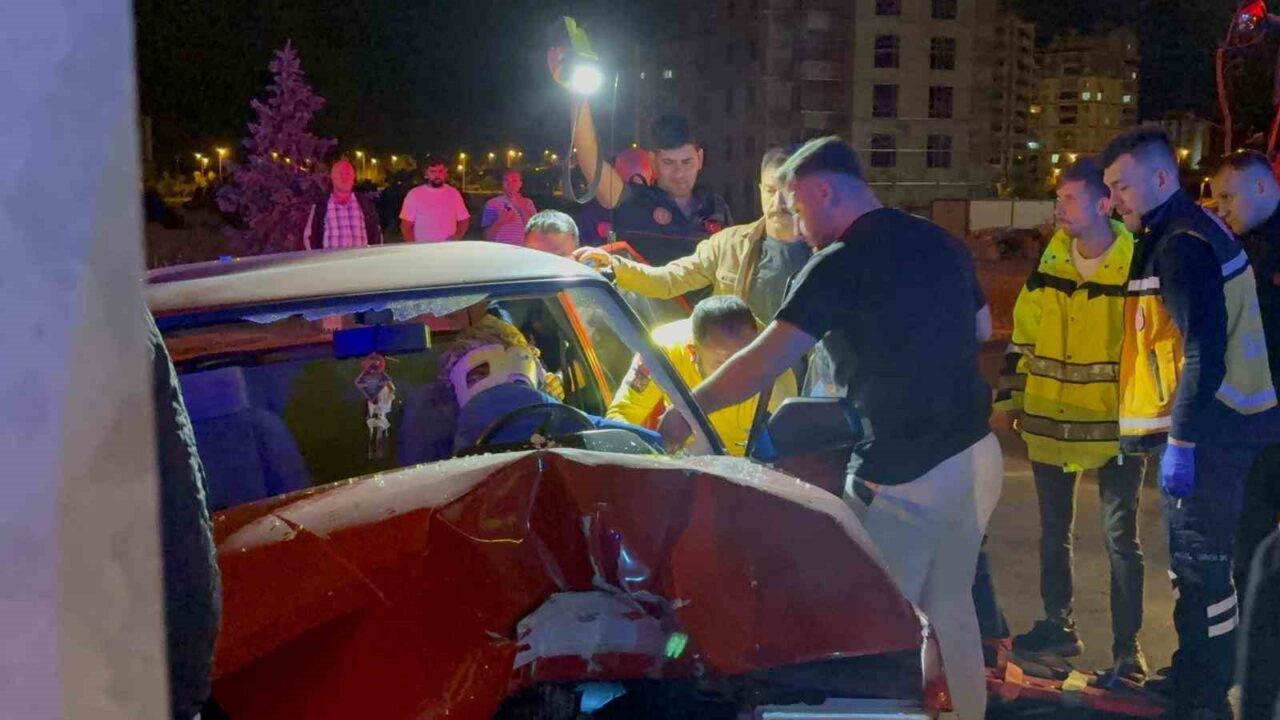 Kayseri’nin Melikgazi ilçesinde direksiyon hakimiyetini kaybederek, aydınlatma direğine çarpan sürücü