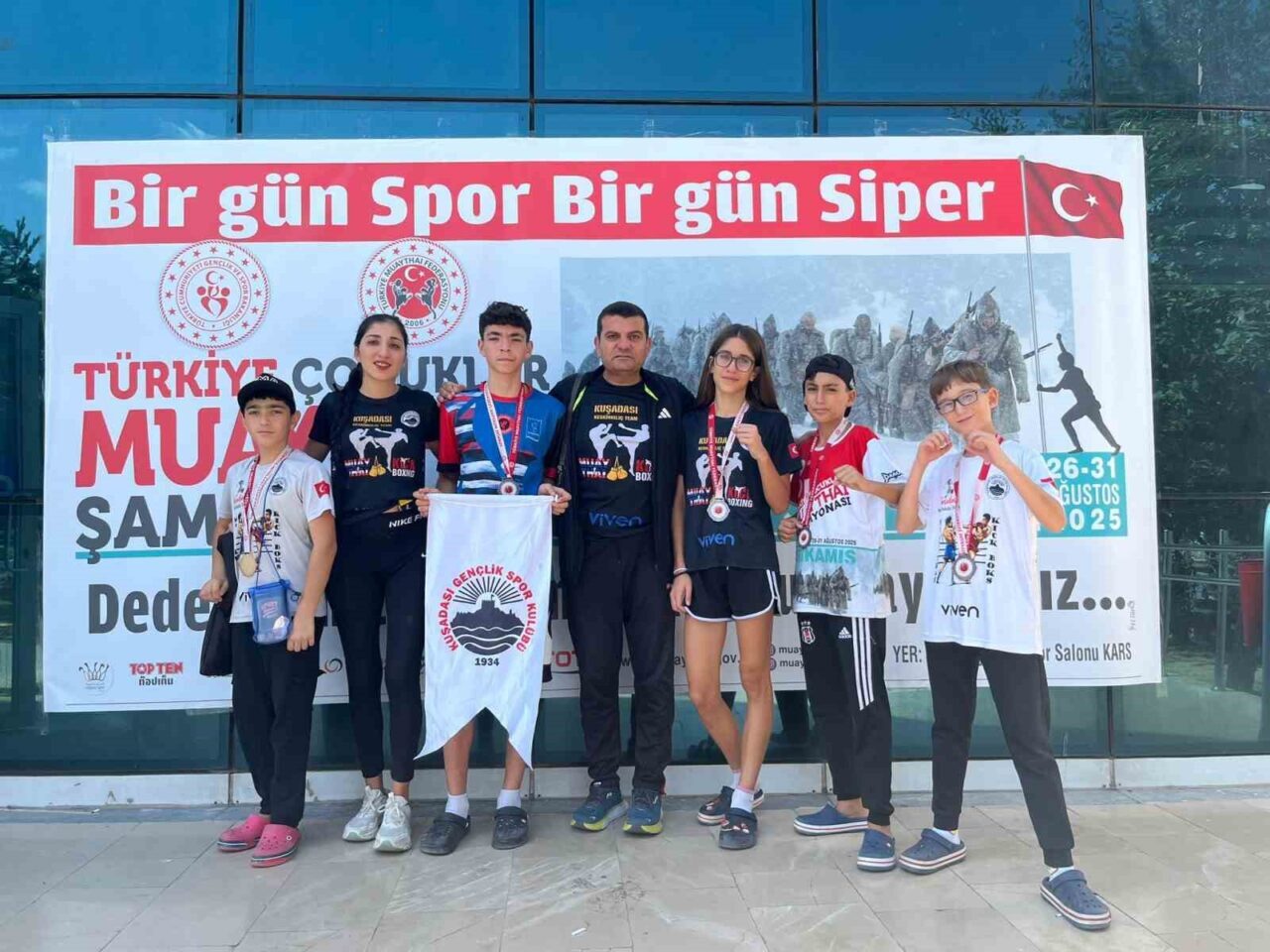 Kars’ta düzenlenen Muaythai Türkiye Şampiyonası’nda başarılı performanslarıyla dikkat çeken Aydınlı