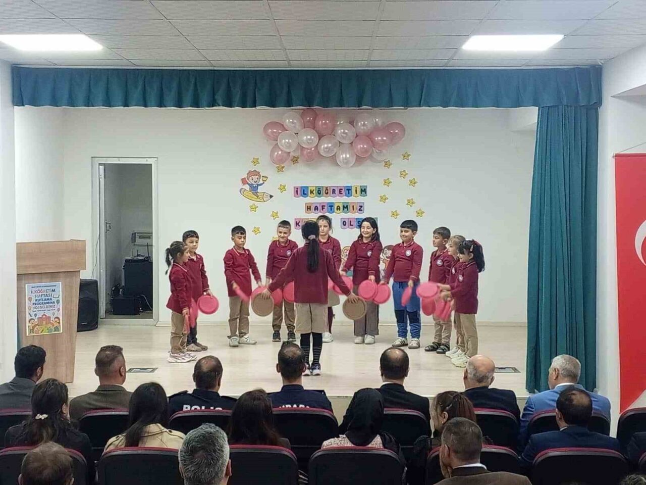 Bayburt’un Aydıntepe ilçesinde İlköğretim Haftası kutlandı. Şehit Oktay Altuntaş İlkokulunda