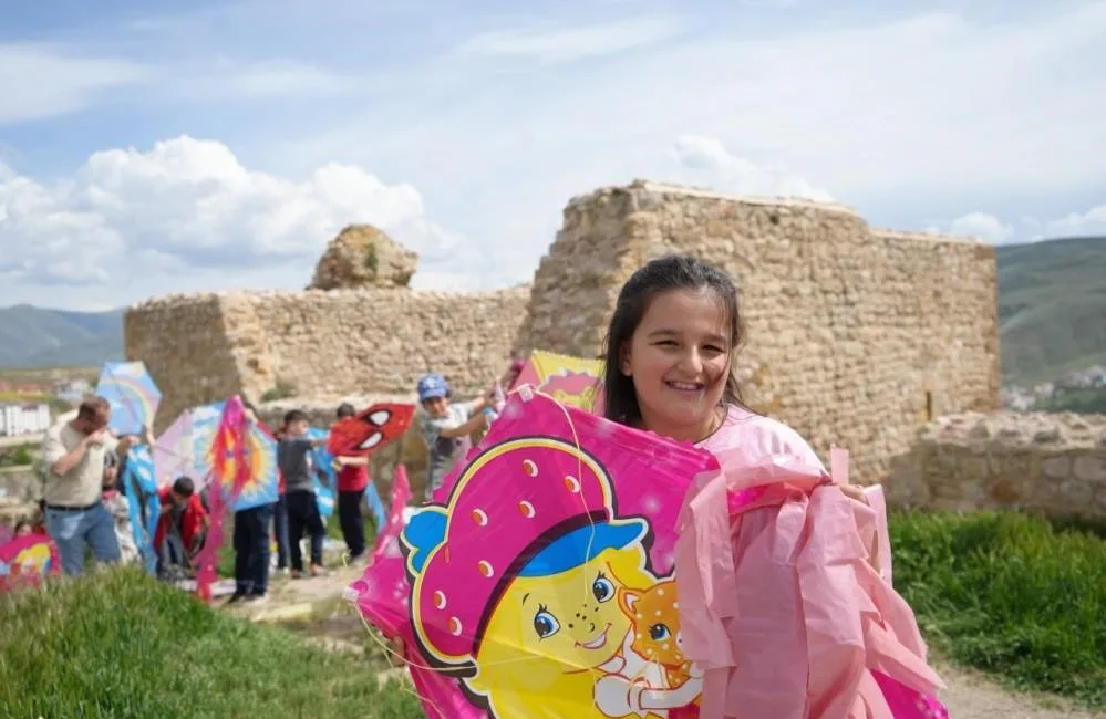 Bayburt’un Aydıntepe ilçesinde öğrenciler ve velilerin katılımıyla uçurtma şenliği düzenlenecek.