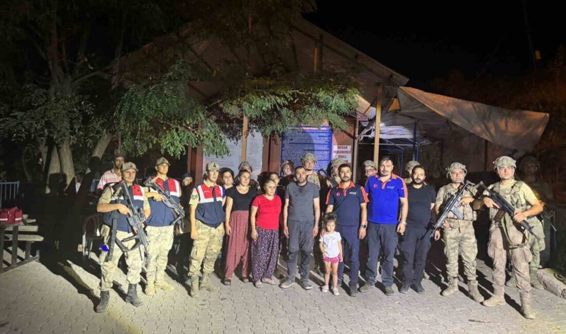 Tunceli’nin Nazimiye ilçesinde bulunan Düzgün Baba Ziyaret Bölgesi’nde havanın kararmasıyla