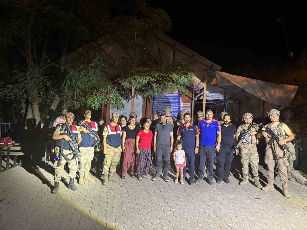 Tunceli’nin Nazimiye ilçesinde bulunan Düzgün Baba Ziyaret Bölgesi’nde havanın kararmasıyla