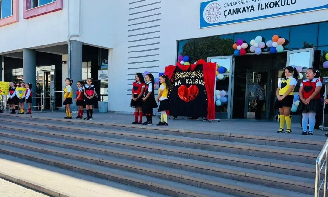 Çanakkale’nin Ayvacık ilçesinde 2025-2026 eğitim-öğretim yılı “İlköğretim Haftası” düzenlenen törenle